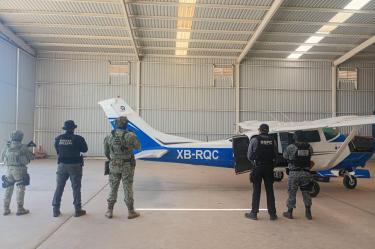 Ejército y Guardia Nacional aseguraron una aeronave tipo Cessna con cocaína, armas y vehículos en Baja California, en un operativo con apoyo de Estados Unidos.