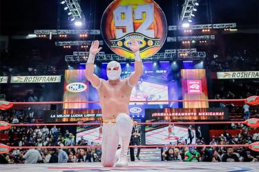 Místico reapareció con éxito en la Arena México tras lesión
