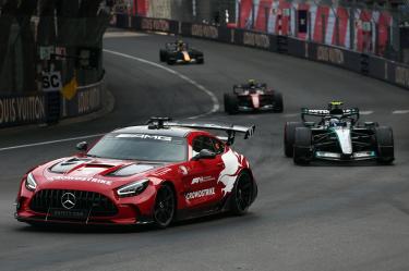 La carrera se detuvo con bandera roja por los problemas del asfalto en Mónaco.