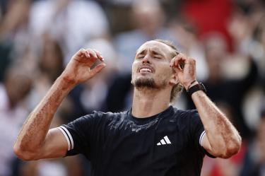 Alexander Zverev celebra su victoria en Roland Garros.