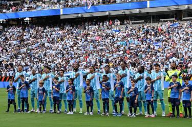 Antes del himno nacional de Argentina, el sonido local puso el Bombón Asesino provocando una confusión entre los asistentes.