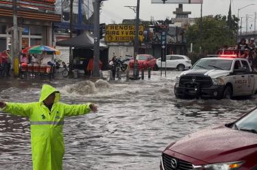 Fuertes lluvias provocaron inundaciones y un bloqueo total en la Calzada Ignacio Zaragoza.