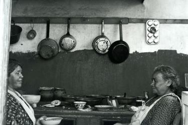 Dos mujeres en la cocina, captada por Manuel Álvarez Bravo.