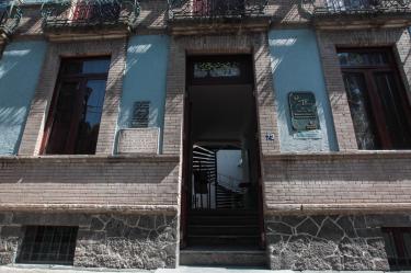 Fachada de la Casa del Poeta Ramón López Velarde, ubicada en Álvaro Obregón 73, Colonia Roma.