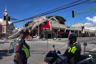 Por dicho fenómeno varios edificios colapsaron; autoridades activaron las alertas ante un posible tsunami.