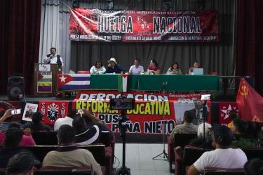 Integrantes de la CNTE durante una conferencia