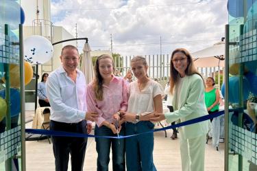 Participantes realizan el corte de listón durante la inauguración del Centro de Investigación Clínica de AMIC en Pachuca.