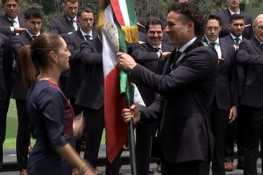 Guillermo Ochoa recibió la bandera de manos de la presidenta Claudia Sheinbaum