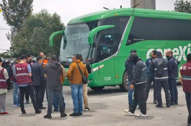 Encapsulan a estudiantes de Ayotzinapa en la caseta a Cuernavaca