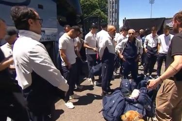 Futbolistas de Uzbekistán fueron sometidos a un estricto control de seguridad.