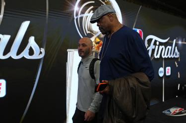 Patrick Ewing no se ha perdido los juegos de los Knicks en los playoffs de la NBA.