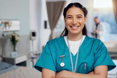 El envejecimiento de la población, el aumento de enfermedades crónicas y la creciente demanda de servicios de salud han generado nuevos desafíos que requieren perfiles altamente capacitados.