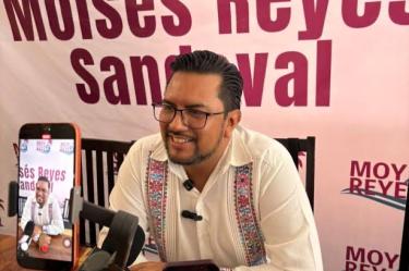 Moisés Reyes Sandoval ofrece una entrevista frente a cámaras y teléfonos móviles durante un encuentro con medios de comunicación.