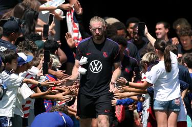 Tim Ream saluda a los aficionados antes del entrenamiento del equipo de las barras y las estrellas.