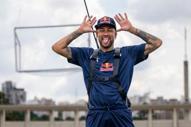 Neymar Jr., Endrick, Richard Ríos and Dominik Szoboszlai for the Red Bull Ultimate Football Challenge, a series of football skill tests across Brazil, Spain and Austria. Facing aerial challenges, giant treadmills and a 94-target illuminated wall, the players completed every challenge using just 94 of their 100 shared balls.//Neymar será llevado día a día por el equipo médico de Brasil.