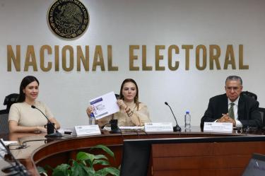 La consejera Carla Humphrey presentó la nueva credencial de elector.