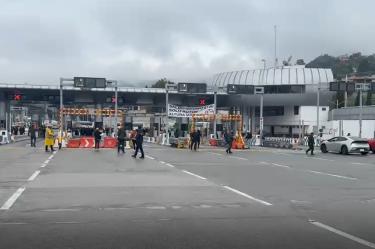 Las acciones de seguridad en la caseta México – Cuernavaca se llevan a cabo tras la localización de 59 explosivos al interior de un autobús.