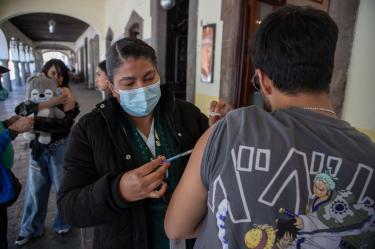 TLAXCALA, TLAXCALA, 24FEBRERO2026.- Personal del sistema IMSS-Bienestar, se observa durante la aplicación de dosis de vacuna contra el Sarampión. De acuerdo con información del Sector Salud, en el estado se han registrado la muerte de un menor, un total de 95 casos que están en análisis, 28 casos confirmados, mientras que tres permanecen como sospechosos y se confirma que el área con mayor incidencia de casos es el municipio de San Pablo del Monte, municipio ubicado al sur del estado, colindante con Puebla. FOTO: J. GUADALUPE PÉREZ/CUARTOSCURO.COM