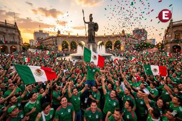 Multitud de aficionados de la Selección Mexicana celebrando el Mundial 2026 en la glorieta de La Minerva en Guadalajara, Jalisco.