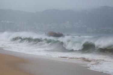 Fuerte oleaje en costas de Acapulco, Guerrero debido a Boris