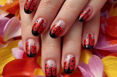 Uñas de catarina (Ladybug nails): 5 diseños que te traerán la buena suerte