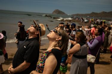 Según expertos, mirar un eclipse no es un simple fenómeno cultural, sino un proceso biológico con base científica estudiada en la neurociencia.