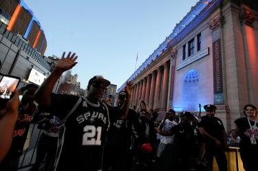 Aficionados de los San Antonio Spurs fueron agredidos por fanáticos de los New York Knicks al final del partido del lunes en las Finales de la NBA.