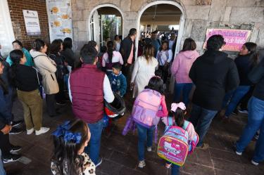 TOLUCA, ESTADO DE MÉXICO, 26AGOSTO2024.-Más de 2.8 millones de estudiantes de educación básica regresaron a clases este lunes en el Estado de México para el ciclo escolar 2024-2025. FOTO: CRISANTA ESPINOSA AGUILAR /CUARTOSCURO.COM