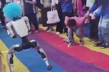 Robot golpea a niño.