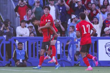 Son Heung-Min (13) celebra con Bae Jun-Ho (25) en el amistoso ante Trinidad y Tobago.