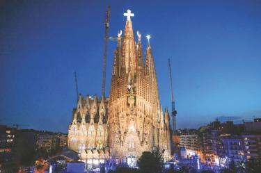 La basílica de La Sagrada Familia, de Antoni Gaudí, inició su construcción en 1882.