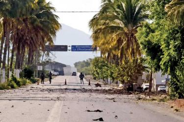 Restos de un vehículo detonado en Escuinapa, Sinaloa. Foto: Jesús Bustamante.