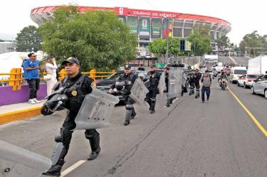 Policías resguardando las inmediaciones del Estadio Ciudad de México.