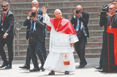El Papa llamó también a los catalanes a aprender “a detenerse, a dar valor a las cosas importantes” para desarrollar “un pensamiento crítico”.