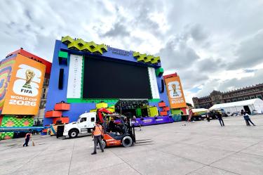 Escenario principal del Fan Fest del Mundial 2026 en montaje en el Zócalo de CDMX.