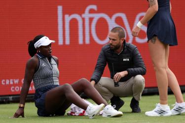 La canadiense Victoria Mboko no pudo seguir en su partido del torneo de individuales en Queen's debido a una lesión en la rodilla izquierda.