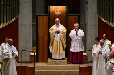 El sumo pontífice fue recibido ante la basílica por los reyes de España, Felipe VI y Letizia.