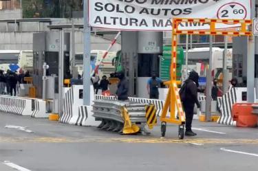 Ayotzinapos en la México-Cuernavaca
