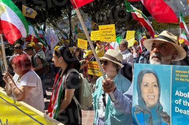 Los manifestantes plantaron rostros de iranís que identifican como víctimas fatales del régimen ayatola.