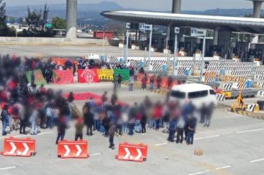 Normalistas de Ayotzinapa bloquean la autopista Mexico-Cuernavaca.