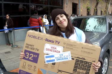 100 aficionados recibieron pantallas de 32 pulgadas por sufrir el rechazo de su visa estadunidense.