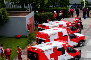 Ambulancias, motocicletas y personal de Cruz Roja Mexicana concentrados en una sede operativa para atención prehospitalaria.
