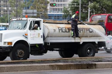 CIUDAD DE MÉXICO, 04ABRIL2019.- Trabajador de la ciudad riegan los camellones de Paseo de la Reforma, mientras uno más se dispone a manejar la pipa que transporta agua tratada.FOTO: ROGELIO MORALES /CUARTOSCURO.