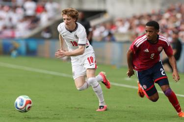 ORLANDO, FLORIDA - JUNE 10: Anthony Gordon #18 of England and Edwards Shawn #02 of Cost Rica at Inter&Co Stadium on June 10, 2026 in Orlando, Florida.   Richard Pelham/Getty Images/AFP (Photo by Richard Pelham / GETTY IMAGES NORTH AMERICA / Getty Images via AFP)