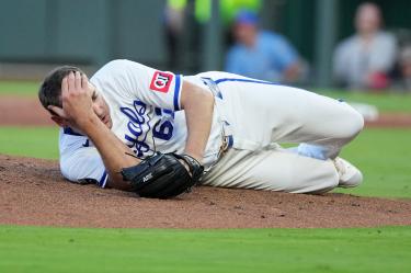 Seth Lugo recibió un pelotazo en la cabeza.