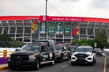 Patrullaje por elementos de la Policía capitalina en la periferia del Estadio CDMX.