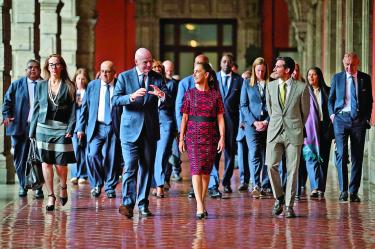 La presidenta Claudia Sheinbaum dialoga con Gianni Infantino, presidente de la FIFA.