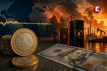 Monedas mexicanas y billete de dólar frente a barriles de petróleo, refinería y mapa financiero global por tensiones en Medio Oriente.