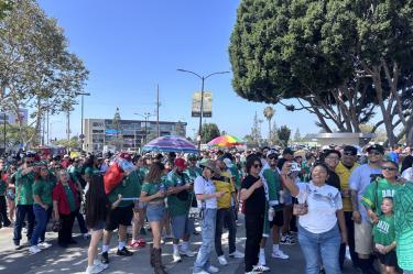 La afición mexicana se formó tres horas antes del partido inaugural en el Memorial Coliseum