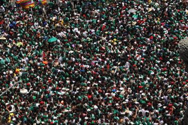 Aficionados mexicanos lanzan a coreano en lo alto en Fan Fest